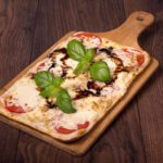 Tolle Flammkuchen - alte Startseite Hausgemachter Flammkuchen mit Mozzarella, Gouda und Balsamico-Creme