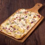 Tolle Flammkuchen - alte Startseite Flammkuchen mit Kartoffelspalten, geräuchertem Schinkenspeck, Gouda und frischen Kräutern